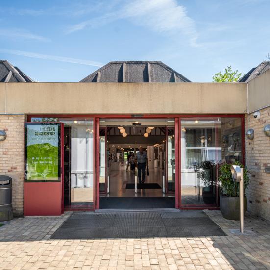 Bibliotekets hovedindgang