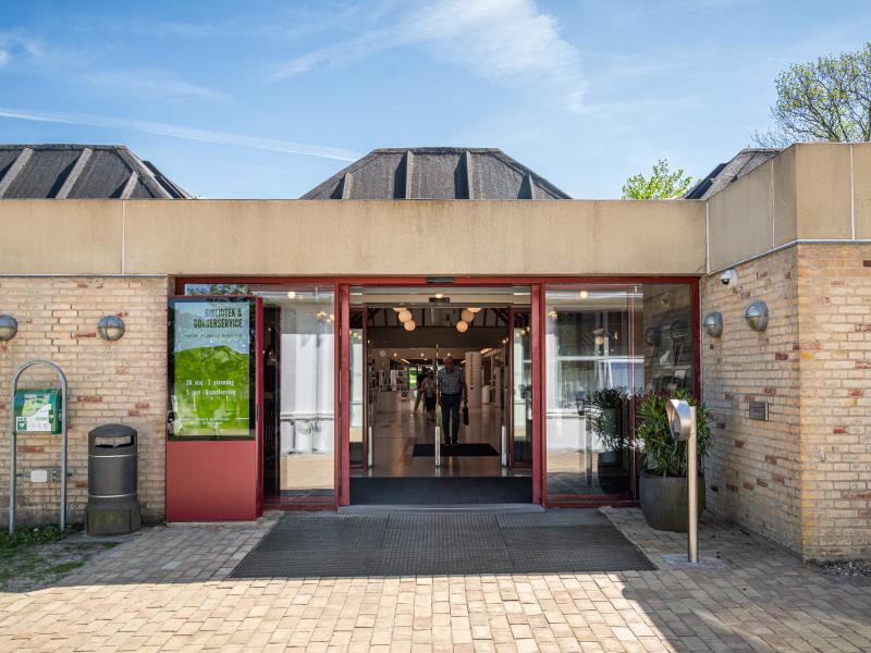 Bibliotekets hovedindgang